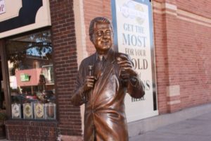 Bill-Clinton-Statue-e1353944221447